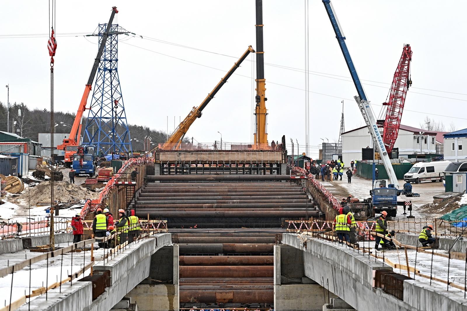 Завершается возведение основных конструкций метромоста через реку Ликова