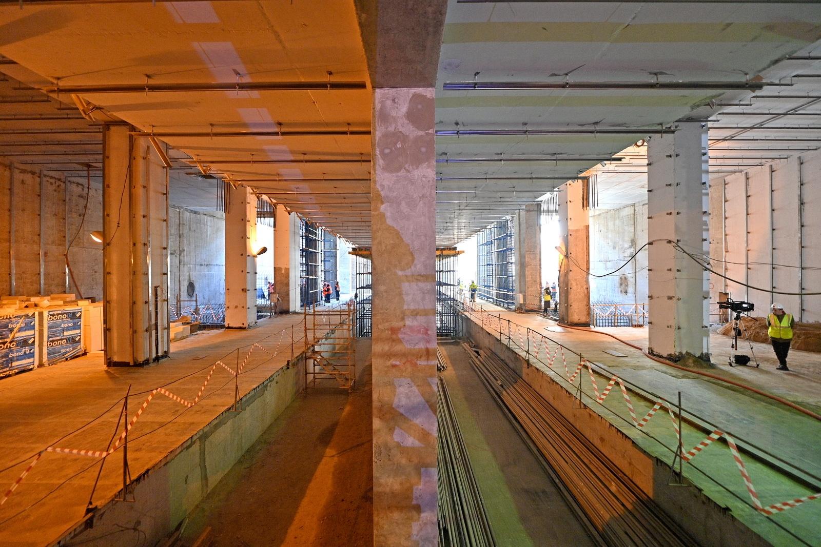 Началась облицовка платформы станции «Печатники» БКЛ метро алюминиевыми панелями
