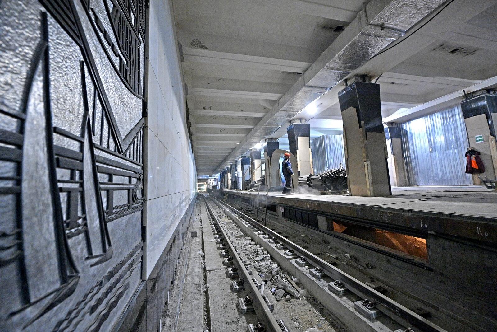 На станции «Варшавская» БКЛ метро начался монтаж архитектурного освещения