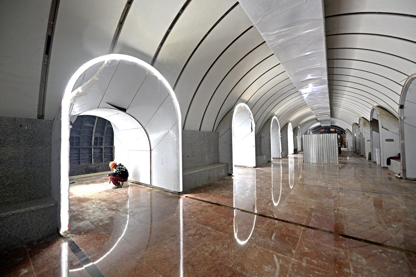 К платформам станции «Рижская» Большой кольцевой линии метро ведут 16 светящихся порталов