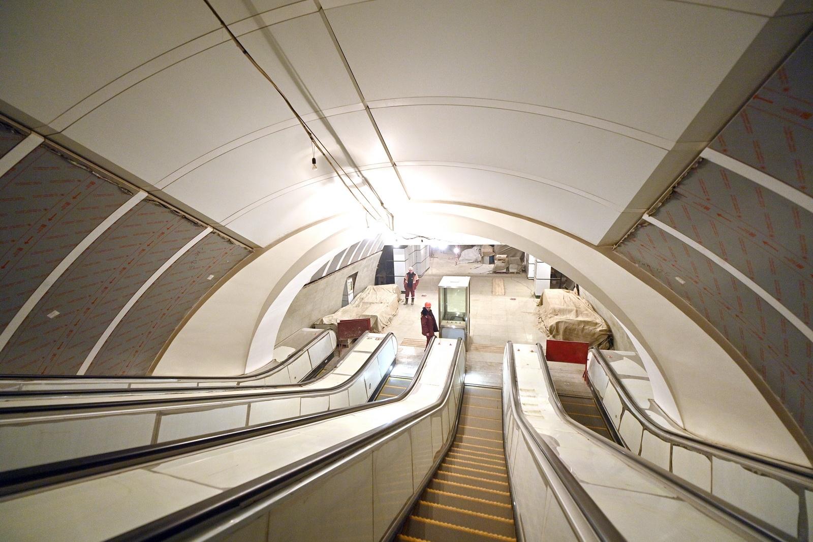 Во втором вестибюле станции «Авиамоторная» Большой кольцевой линии метро завершен монтаж эскалаторов