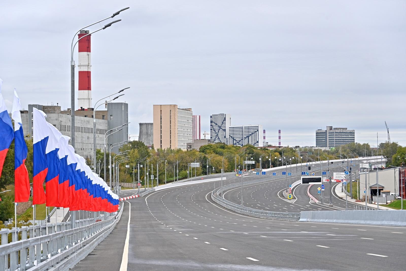 Около 100 км дорог построят в Москве за год