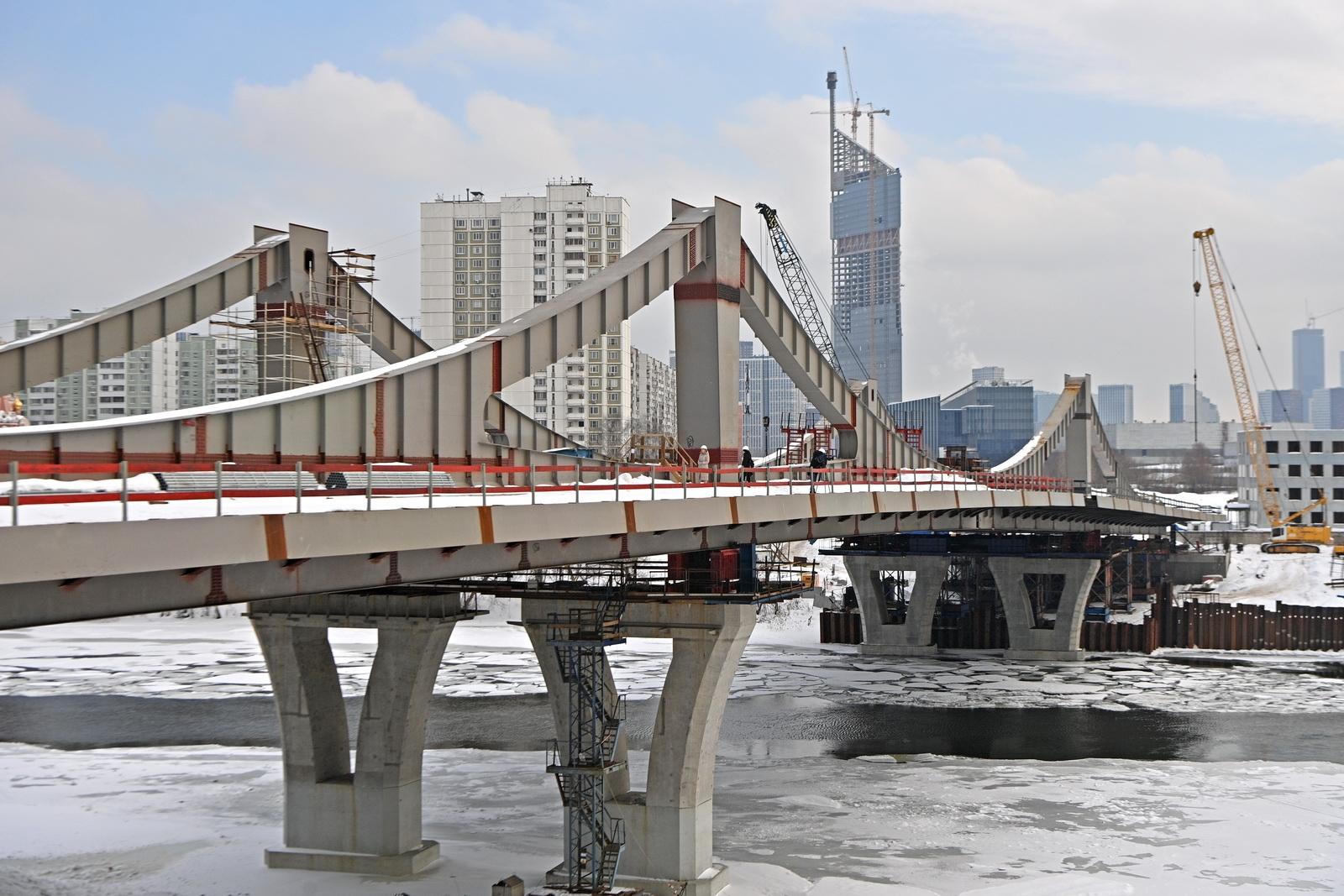 Мост в створе улицы Мясищева готов на 45%